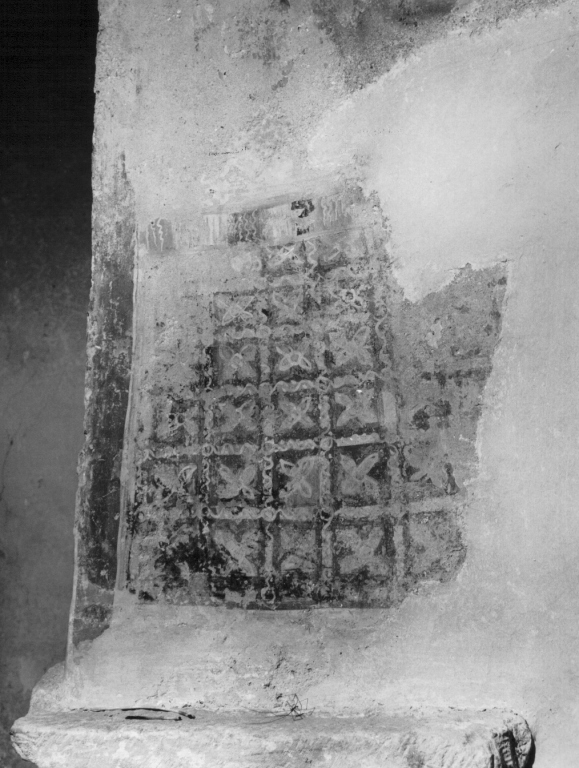 motivi decorativi a finti tendaggi (dipinto, frammento) - ambito laziale (secc. XII/ XIII)