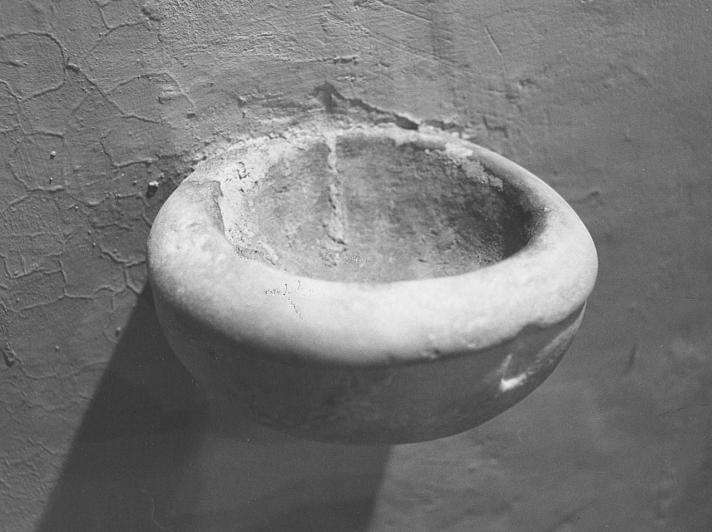 acquasantiera da parete - ambito laziale (sec. XVII)