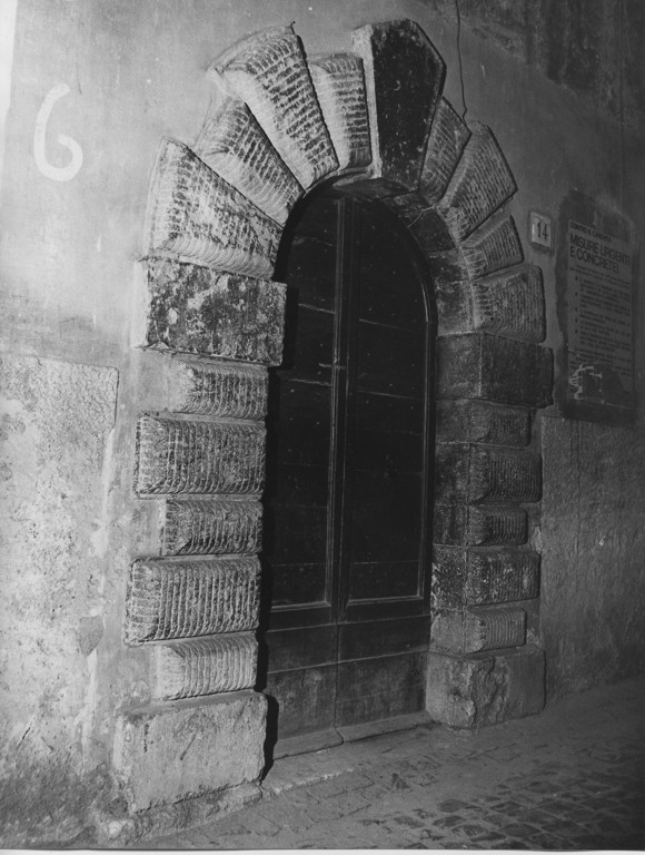 portale - ad arco, opera isolata - ambito laziale (sec. XVI)