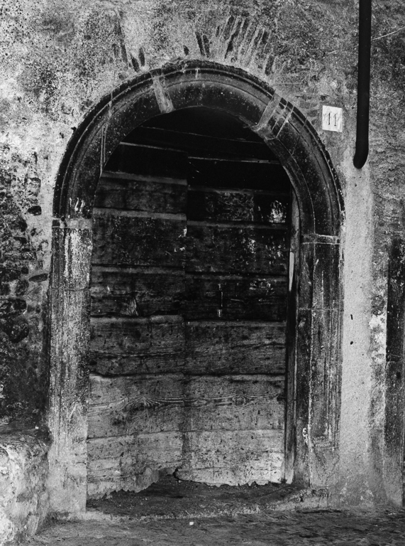 portale - ad arco, opera isolata - ambito laziale (sec. XV)