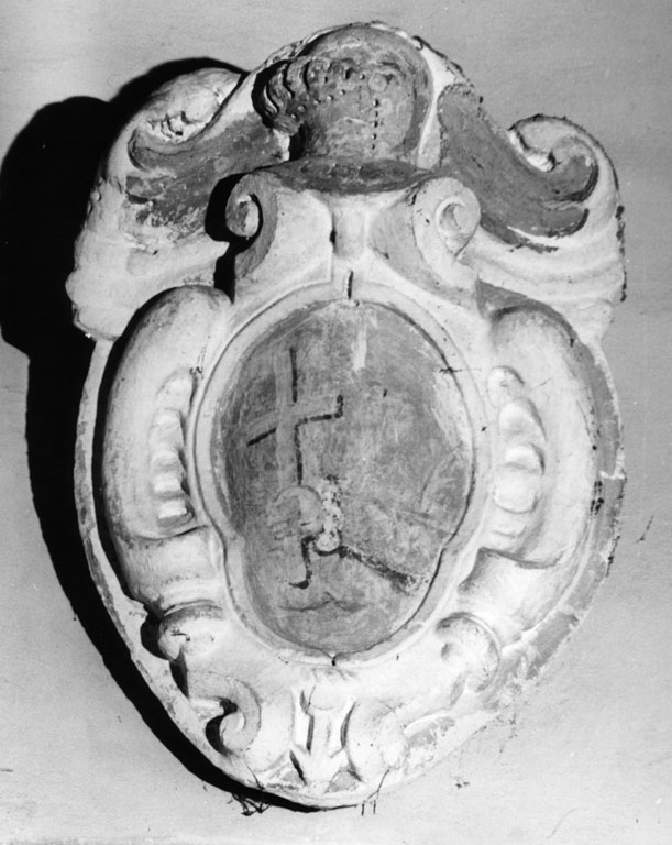 stemma con cimiero (rilievo) - ambito laziale (sec. XVIII)