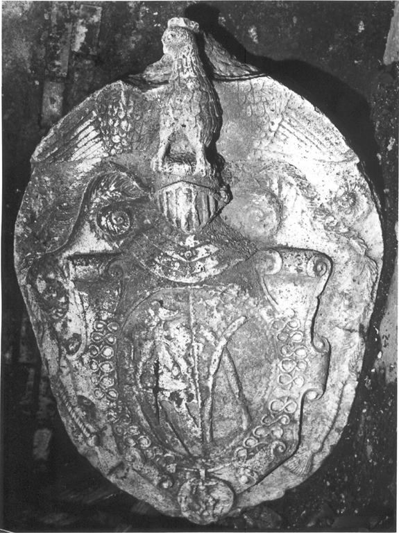 stemma gentilizio con cimiero (scultura) - ambito laziale (seconda metà sec. XVI)