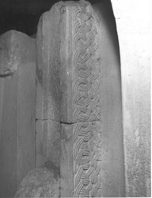 motivo decorativo a intreccio vimineo (pilastrino, frammento) - ambito laziale (sec. IX)