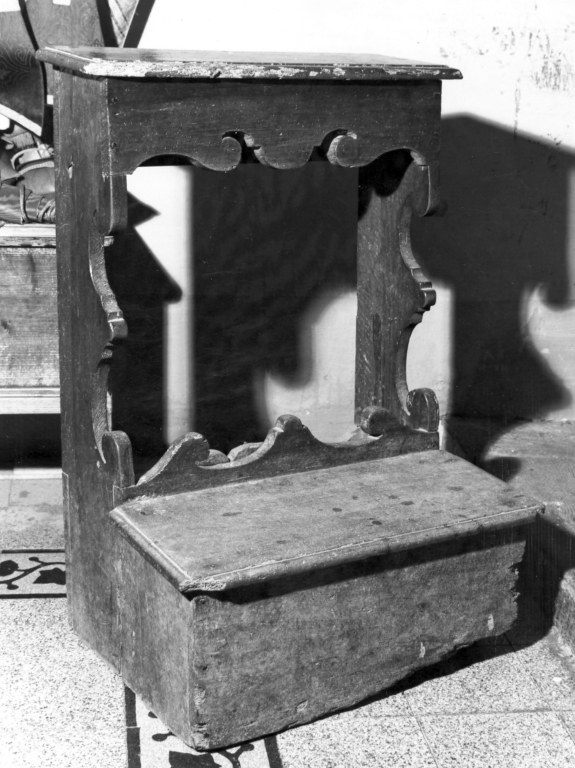 inginocchiatoio da sacrestia - ambito laziale (sec. XVIII)