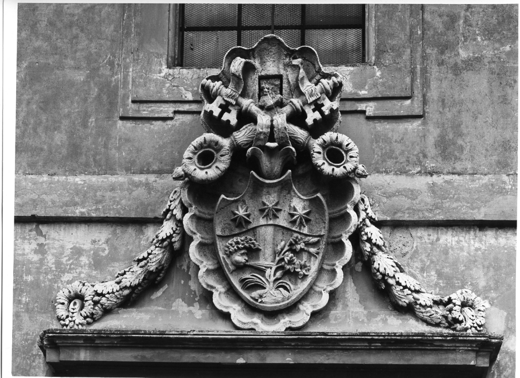 stemma papale (rilievo) - ambito laziale (sec. XVIII)