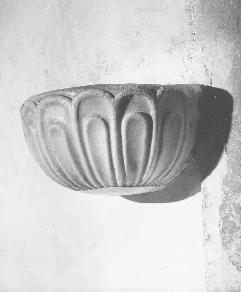 acquasantiera - ambito cosmatesco (sec. XIII)