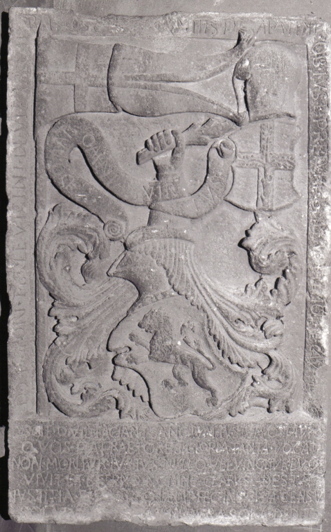 stemma gentilizio con cimiero (rilievo) - ambito laziale (fine/inizio secc. XV/ XVI)