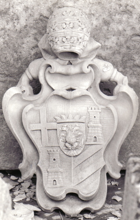 stemma di papa Clemente XIII Rezzonico (rilievo) - ambito laziale (sec. XVIII)