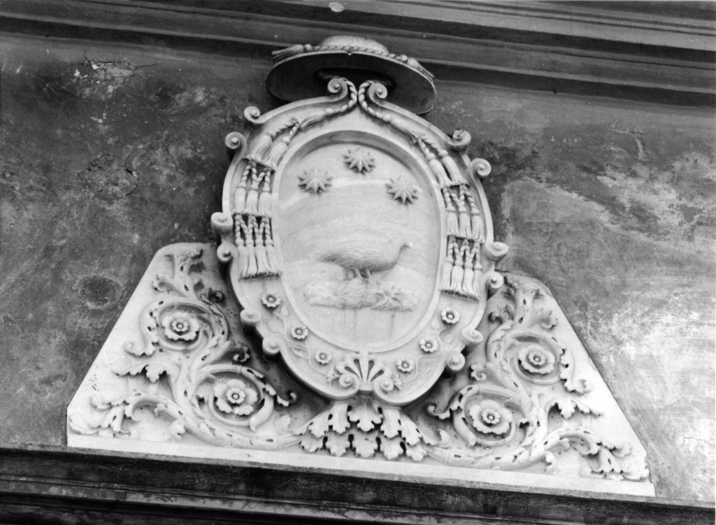 stemma cardinalizio di Angelo Quaglia tra decorazione a girali (rilievo) - ambito viterbese (sec. XIX)