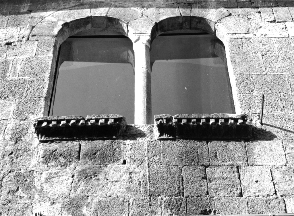 bifora - ambito viterbese (sec. XIII)