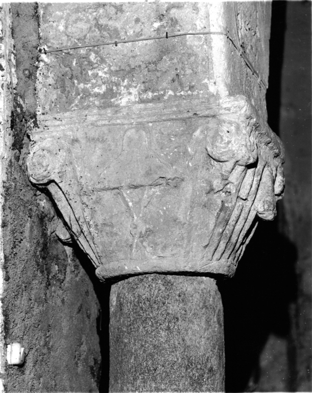 capitello di colonnina - ambito viterbese (sec. XIII)