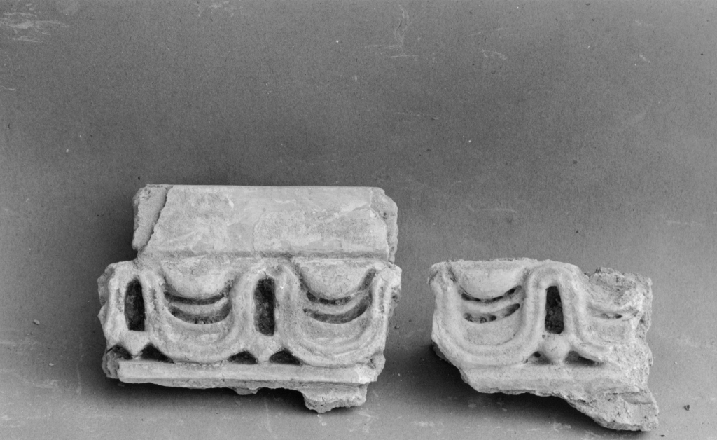 motivi decorativi a volute (cornice architettonica, frammento) - ambito viterbese (sec. XVII)