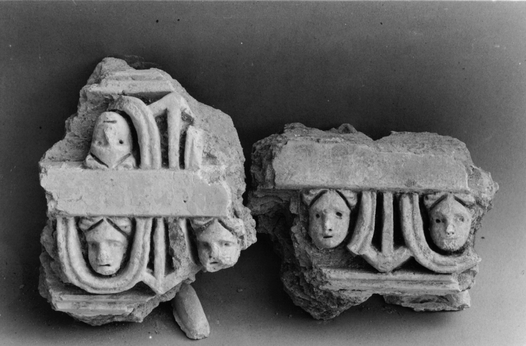 motivo decorativo fitomorfo e volti femminili (cornice architettonica, frammento) - ambito viterbese (sec. XVII)