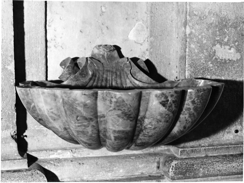 acquasantiera - a conchiglia - ambito romano (sec. XVIII)