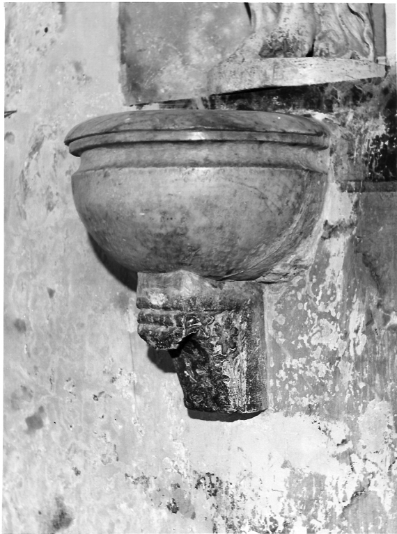 acquasantiera da parete - ambito laziale (secc. XVI/ XVII)