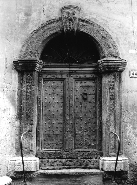 motivi decorativi a festoni, stemma (mostra di portale) - ambito laziale (fine/inizio secc. XVI/ XVII)