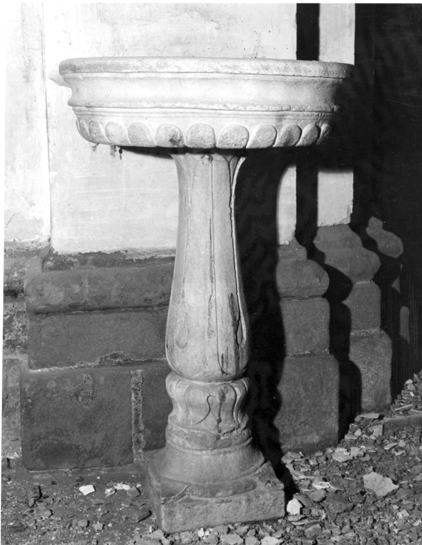 acquasantiera - ambito laziale (sec. XVI)