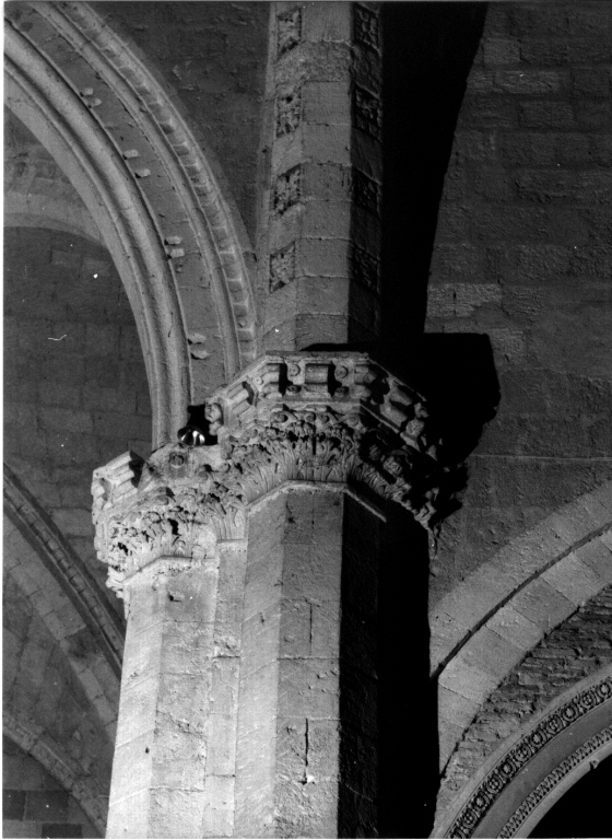 capitello di pilastro - ambito viterbese (seconda metà sec. XIII)