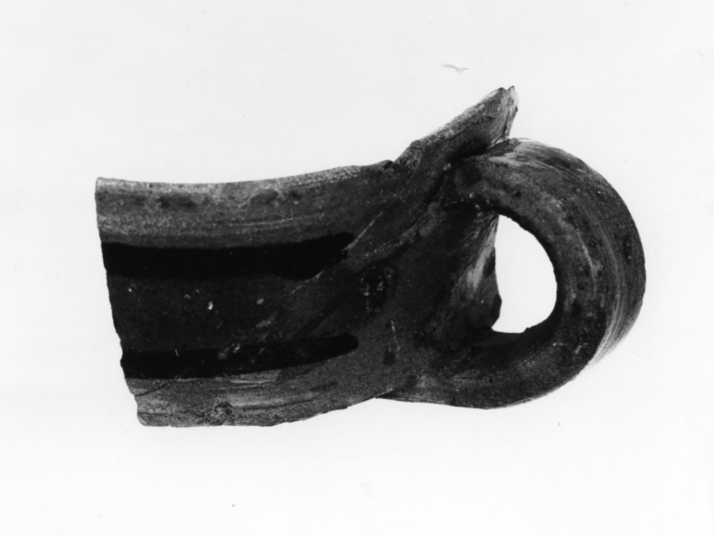 tazzina, frammento - manifattura viterbese (inizio sec. XIV)