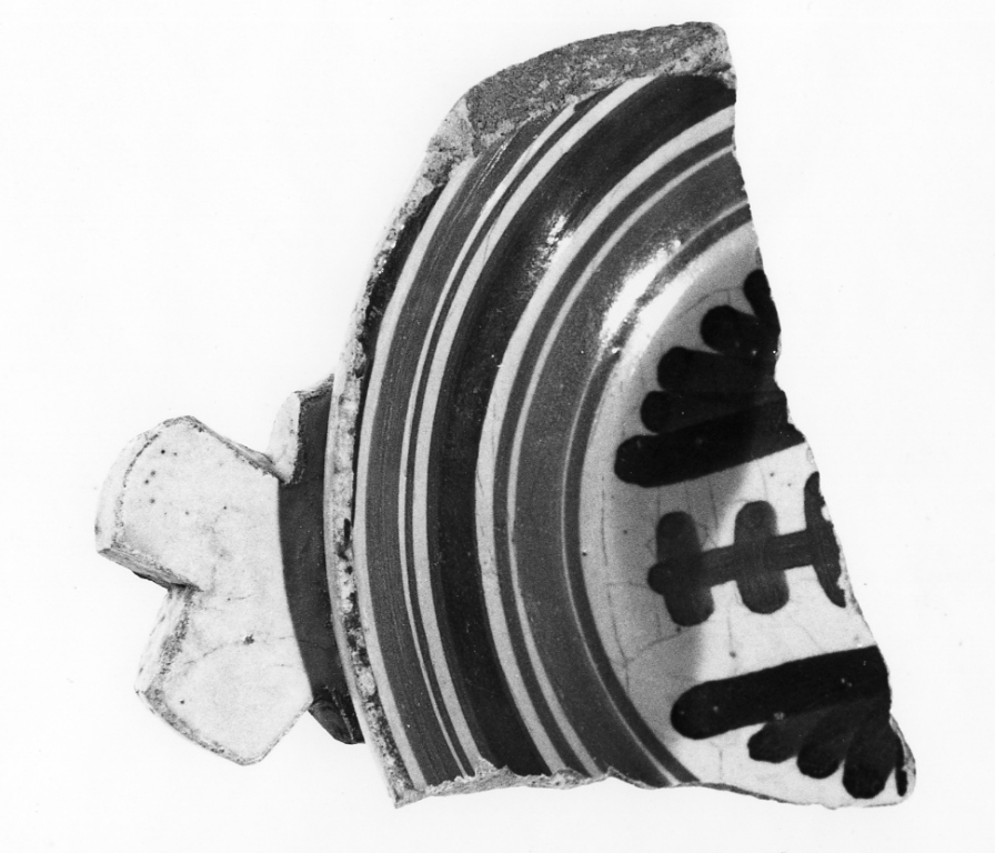 tazza, frammento - manifattura faentina (seconda metà sec. XV)