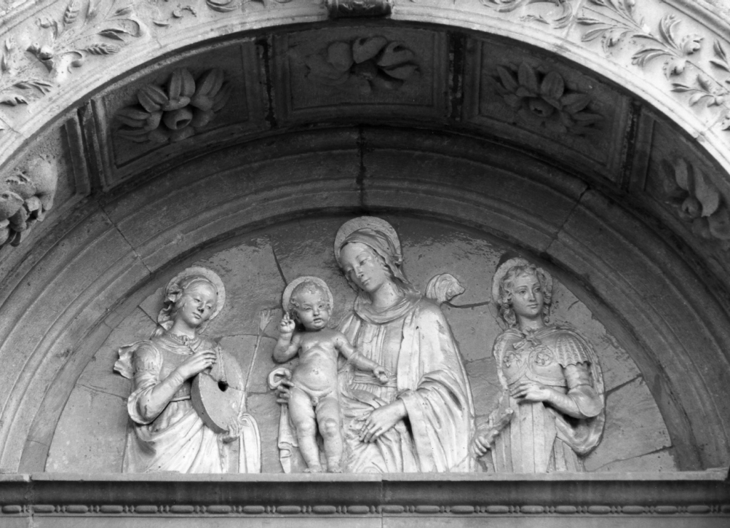 Madonna con Bambino tra Santa Cristina e San Giorgio (rilievo) di Buglione Benedetto (sec. XV)