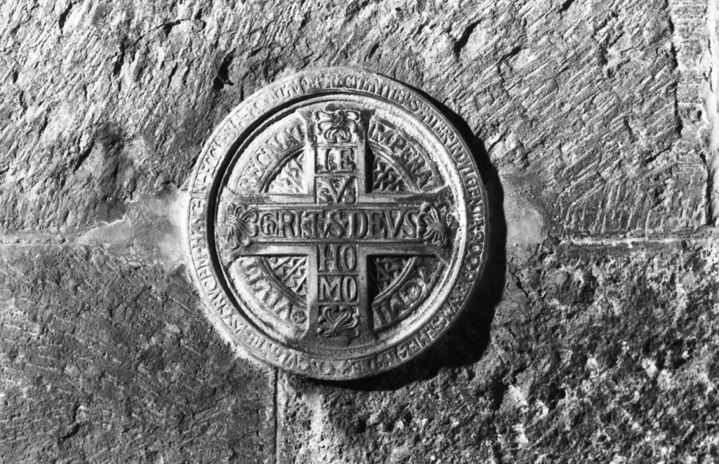 croce (rilievo) - ambito laziale (sec. XX)