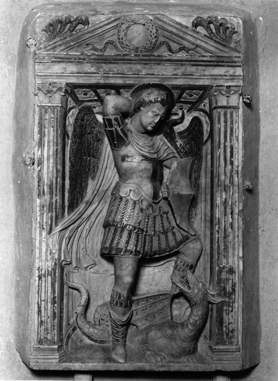San Michele Arcangelo combatte il drago (rilievo) - ambito napoletano (fine sec. XV)