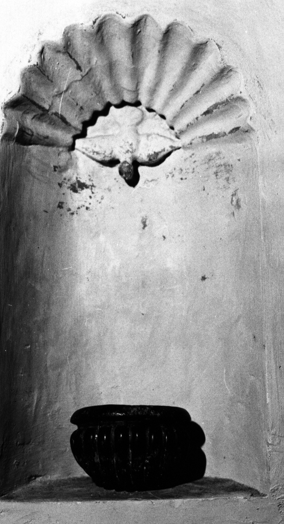 acquasantiera - a conchiglia - ambito viterbese (sec. XVII)