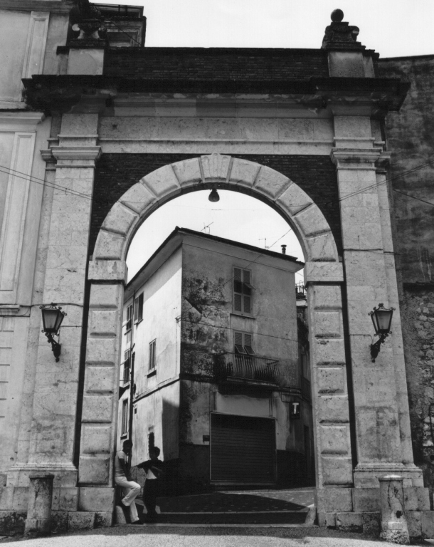 porta civica - ambito laziale (sec. XVIII)