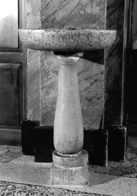 acquasantiera - a fusto, serie - ambito laziale (sec. XVII)