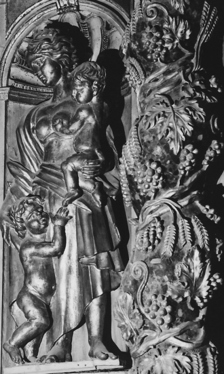 personificazione della Carità (scultura, complesso decorativo) - ambito laziale (seconda metà sec. XVII)