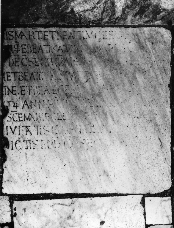 lapide commemorativa, frammento - ambito laziale (fine/inizio secc. XIII/ XIV)