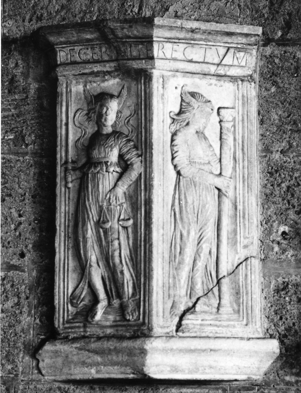 figure allegoriche femminili (rilievo) di Agostino di Duccio (scuola) (sec. XV)