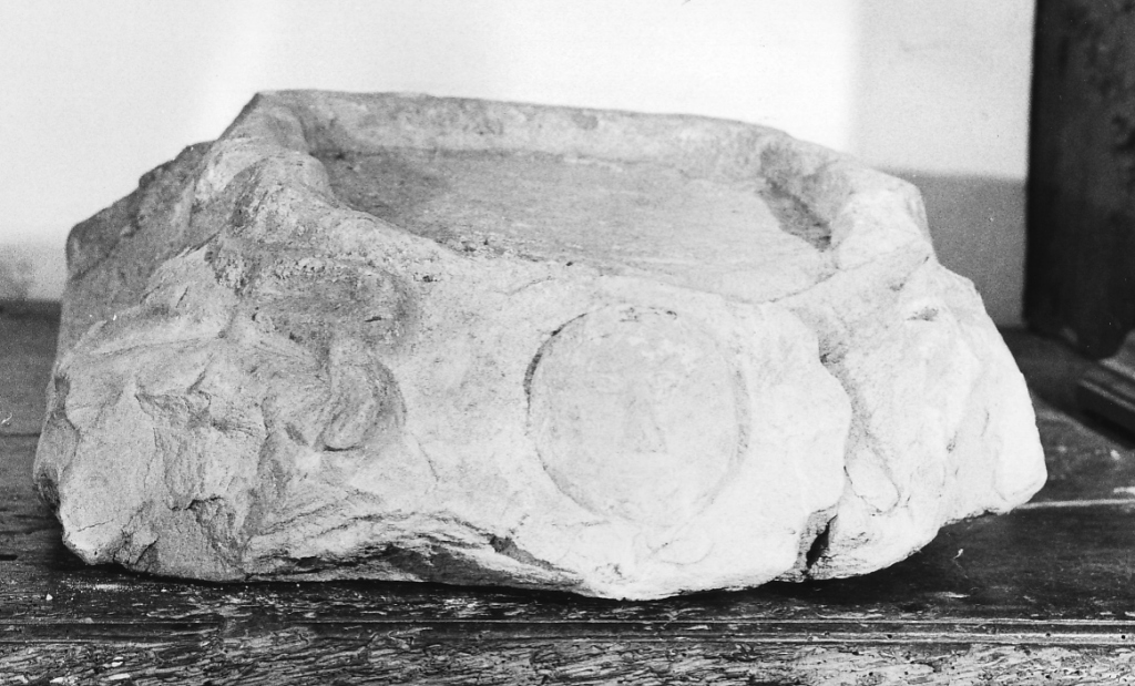 base di colonna, frammento - ambito laziale (fine secc. XII/ XIII, sec. XIX)