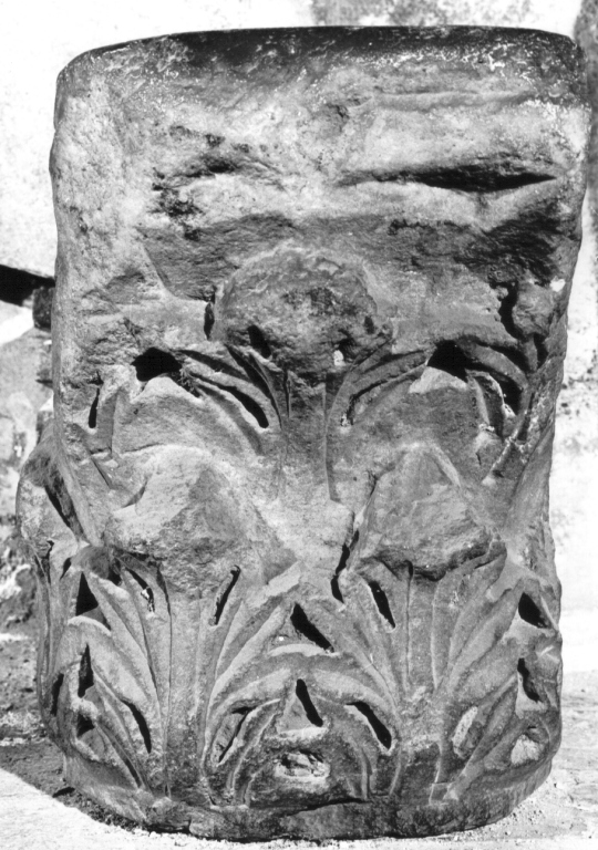 capitello corinzio, frammento - ambito romano (sec. IV)