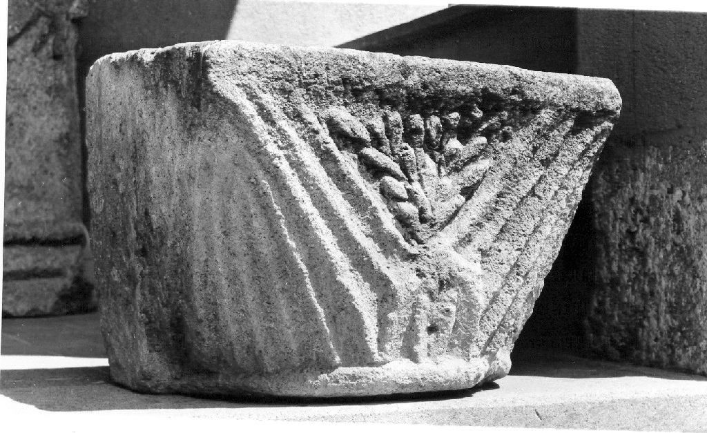 capitello - a gruccia, serie - ambito laziale (fine/inizio secc. VIII/ IX)