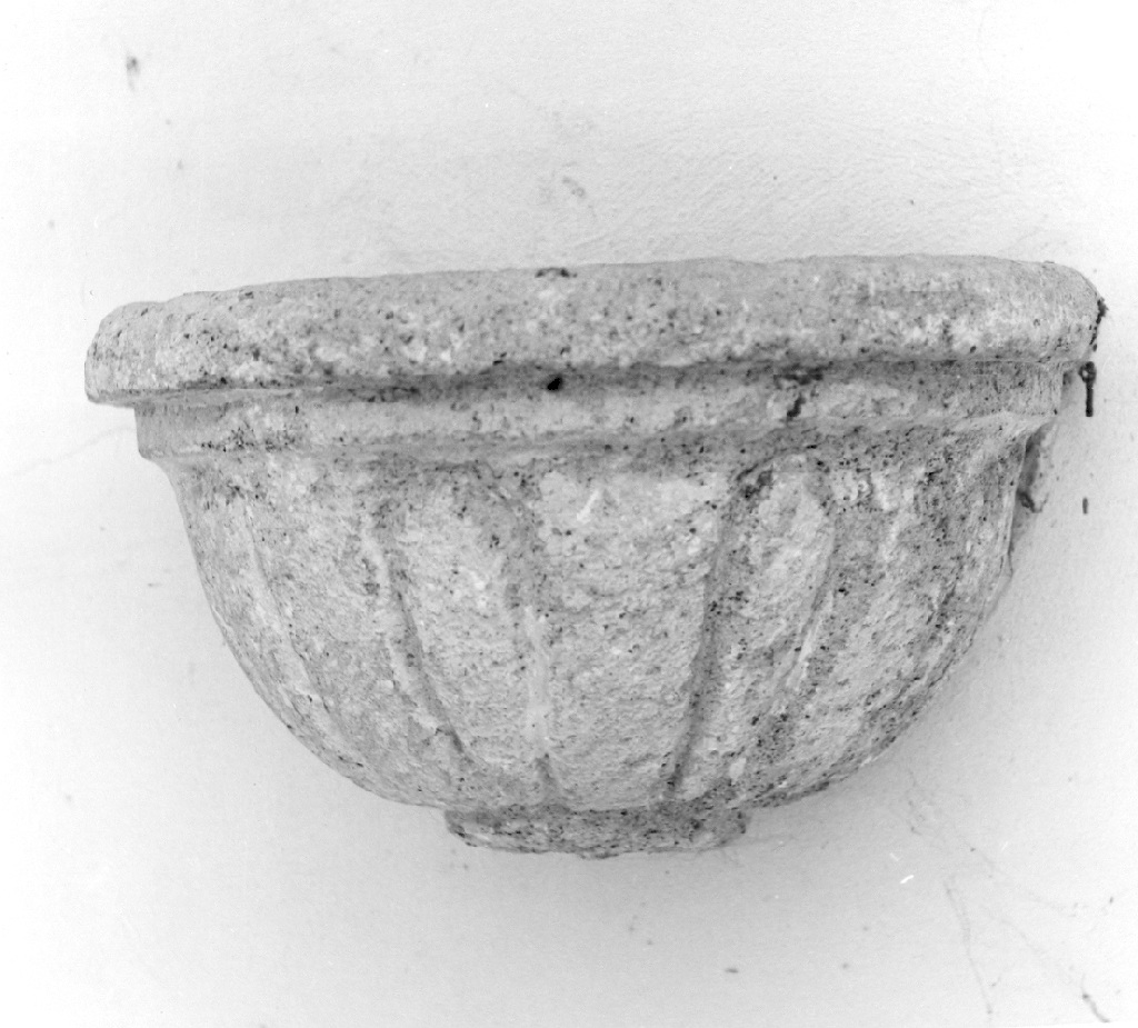 acquasantiera - a conchiglia - ambito Italia centrale (sec. XVII)