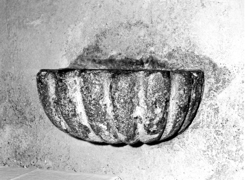 acquasantiera - a conchiglia - ambito laziale (sec. XVI)