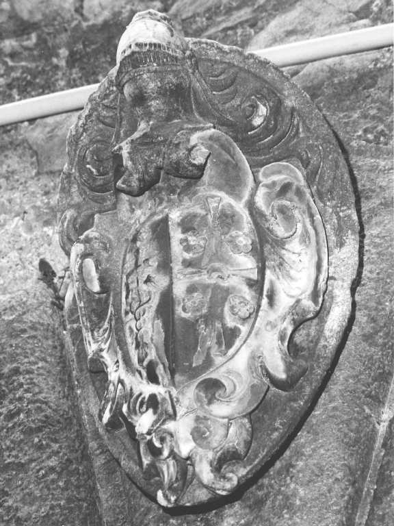 stemma gentilizio con cimiero (rilievo) - ambito pontino (sec. XVII)