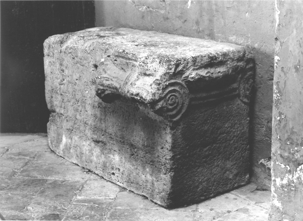 cippo, frammento - ambito romano (secc. II/ IV)
