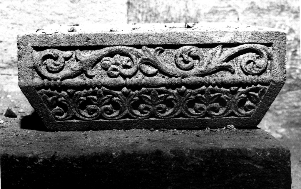 decorazione plastica, frammento - ambito viterbese (terzo quarto sec. XIII)