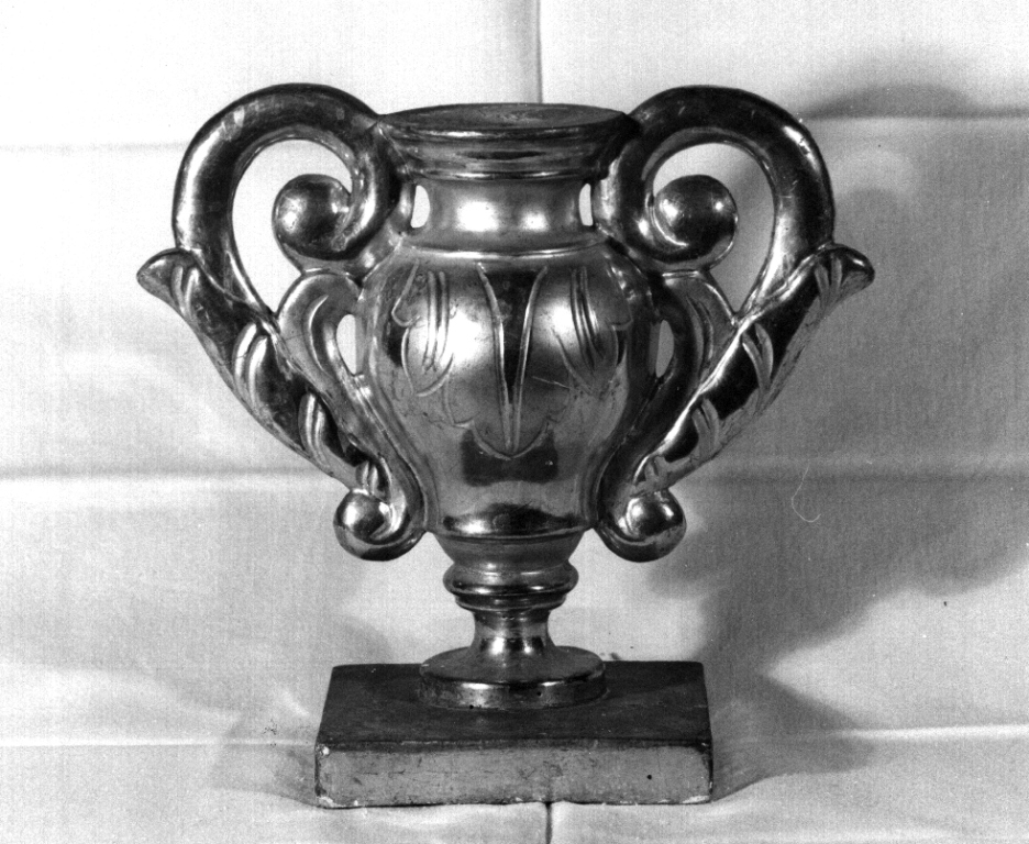 vaso d'altare con composizione floreale, serie - manifattura viterbese (seconda metà sec. XIX)