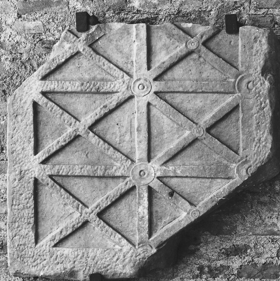 lapide, frammento - ambito romano (sec. X)