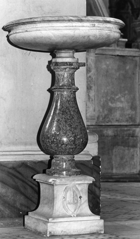 acquasantiera - a fusto - ambito romano (primo quarto sec. XVIII)