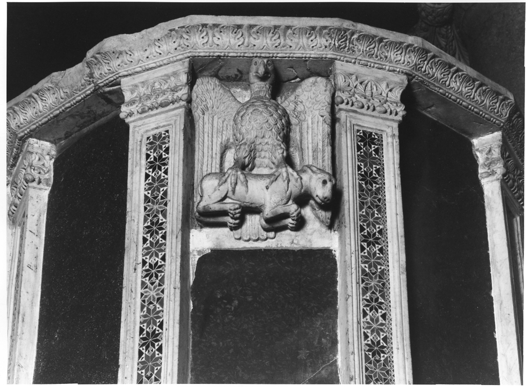 aquila che ghermisce un agnello (rilievo, elemento d'insieme) di Cosmati (scuola) (prima metà sec. XIII)