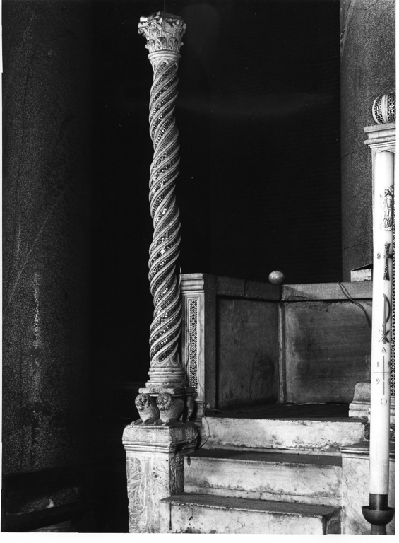 base per il cero pasquale di Cosmati (scuola) (metà sec. XIII)