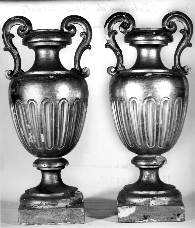 vaso d'altare con composizione floreale, serie - ambito romano (sec. XIX)