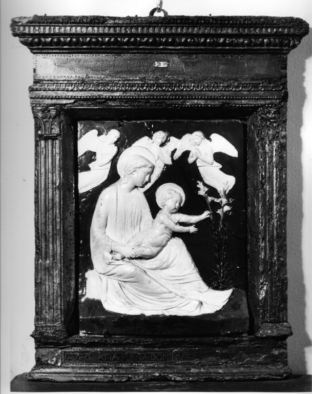Madonna con Bambino e angeli (formella) di Della Robbia famiglia (maniera) (prima metà sec. XVI)