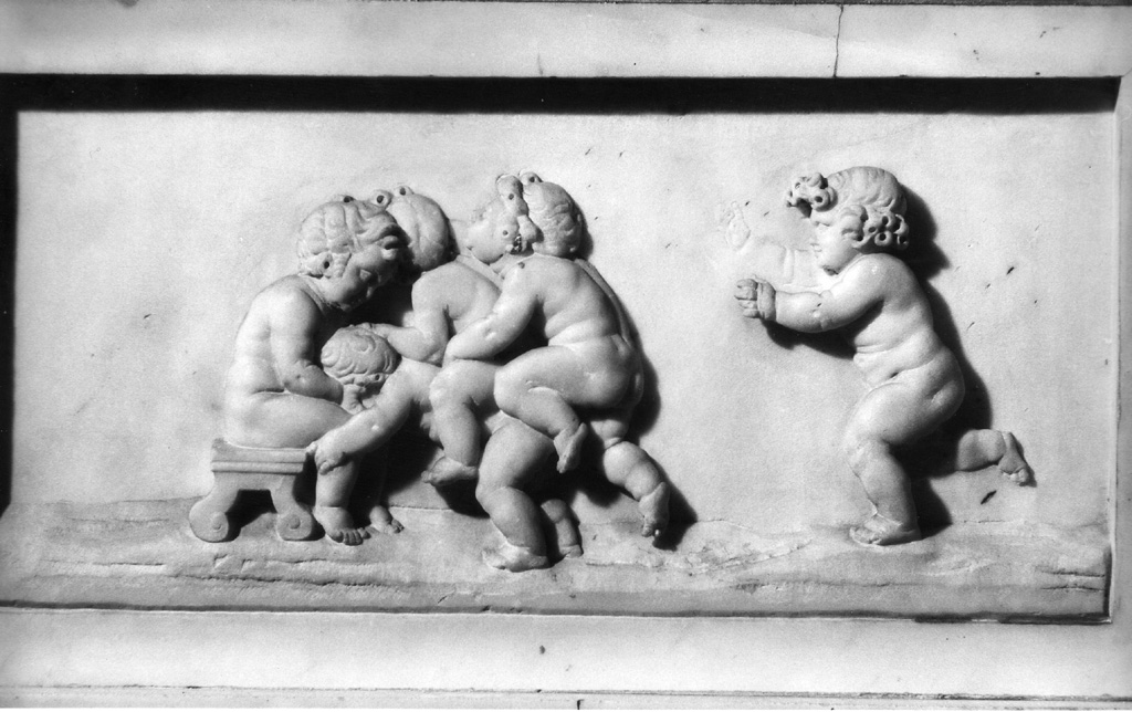 Putti giocano (rilievo, elemento d'insieme) di Pacetti Vincenzo (sec. XVIII)