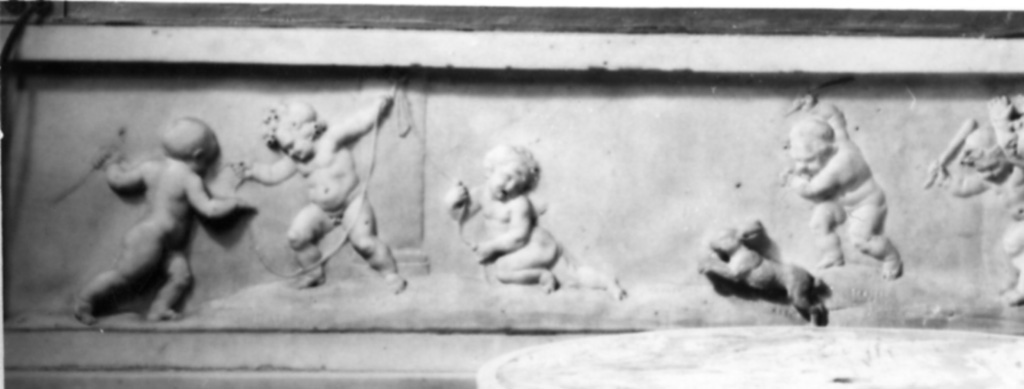 Putti rincorrono e tentano di catturare una lepre (rilievo, elemento d'insieme) di Pacetti Vincenzo (sec. XVIII)